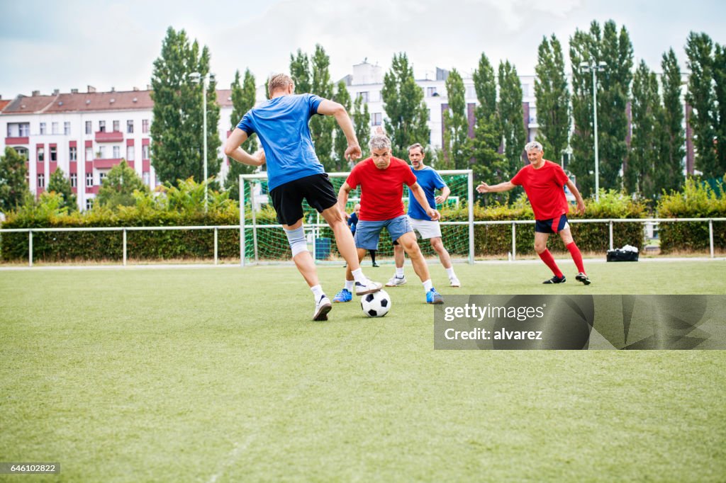 Senior fotbollsspelare i aktion
