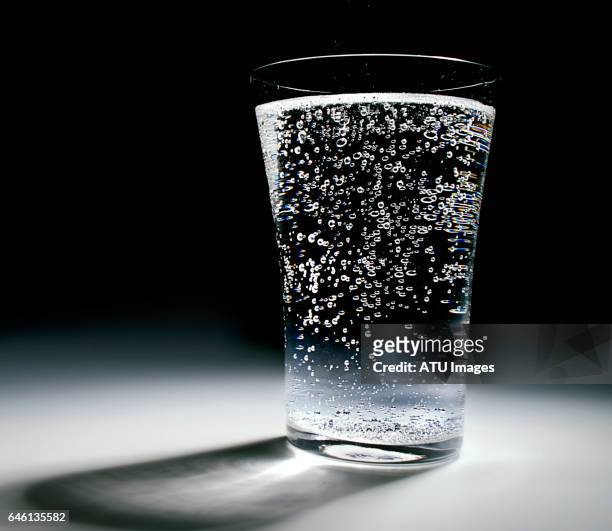 water glass spotlight - sparkling water imagens e fotografias de stock