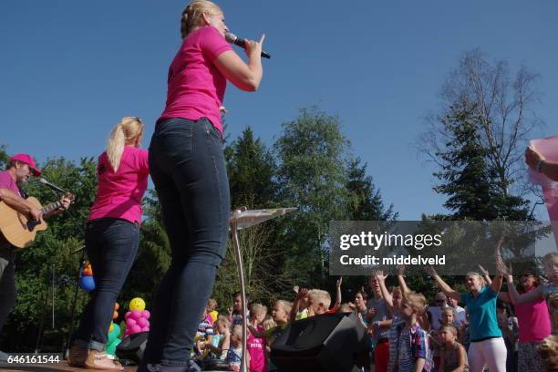 feier für die kinder - kijken naar stock-fotos und bilder