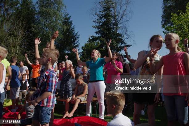 événements de célébration pour les enfants - kijken naar photos et images de collection