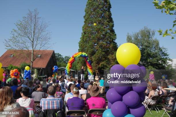 événements de célébration pour les enfants - kijken naar photos et images de collection