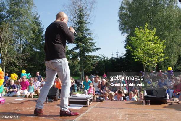 celebration event for the children - kijken naar stock pictures, royalty-free photos & images