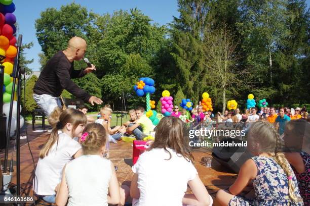 celebration event for the children - kijken naar stock pictures, royalty-free photos & images