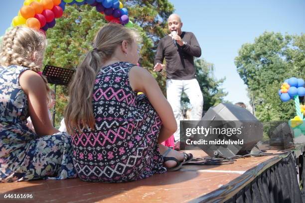 celebration event for the children - kijken naar stock pictures, royalty-free photos & images