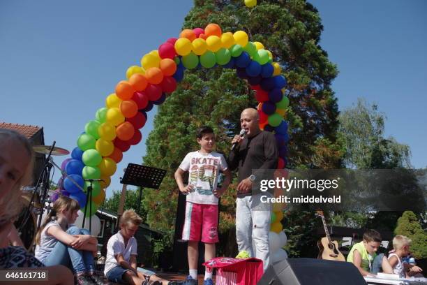 événements de célébration pour les enfants - kijken naar photos et images de collection