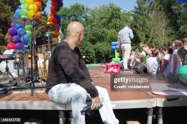 événements de célébration pour les enfants - kijken naar photos et images de collection