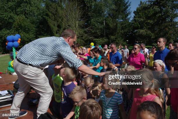 événements de célébration pour les enfants - kijken naar photos et images de collection