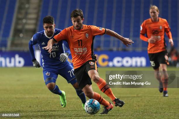 Thomas Oar of Brisbane Roar and Dimitrios Petratos of Ulsan Hyundai FC compete for the ball during the AFC Champions League Group E match between...