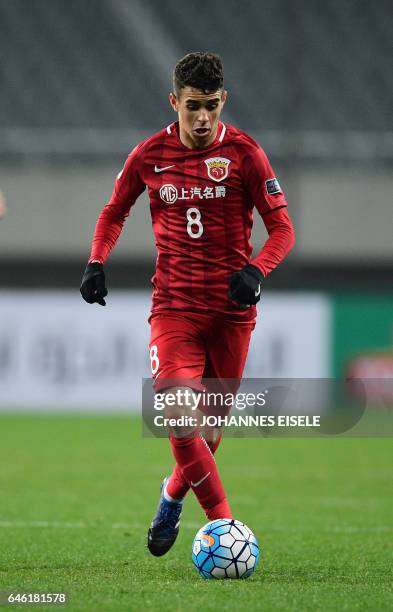 Shanghai SIPG' Brazilian midfielder Oscar controls the ball during the AFC Asian Champions League group football match between China's Shanghai SIPG...