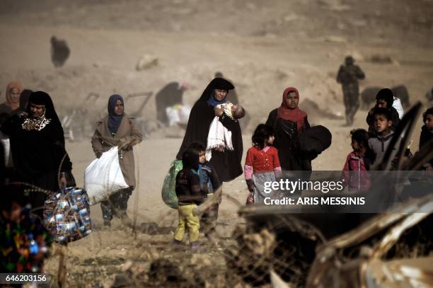 Displaced Iraqis flee the city of Mosul while Iraqi forces battle against Islamic State group jihadists to recapture the west of the city on February...