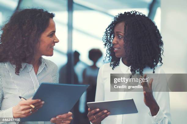 pessoas de negócios, conferência, coffee-break - lobby - fotografias e filmes do acervo