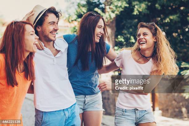amigos felices en verano - hombre con grupo de mujeres fotografías e imágenes de stock