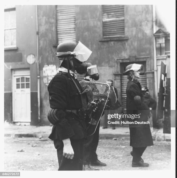 Pretean Riot Riot Gear Helmet Photos and Premium High Res Pictures - Getty Images