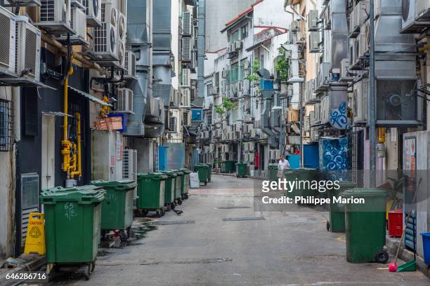 back street alley of the back entrance of many restaurants - singapore - singapore alley stock pictures, royalty-free photos & images