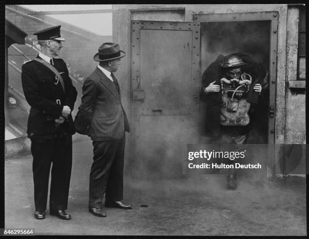 Douglas Ritchie Smoke Filled Room Fotografías e imágenes de stock - Getty Images