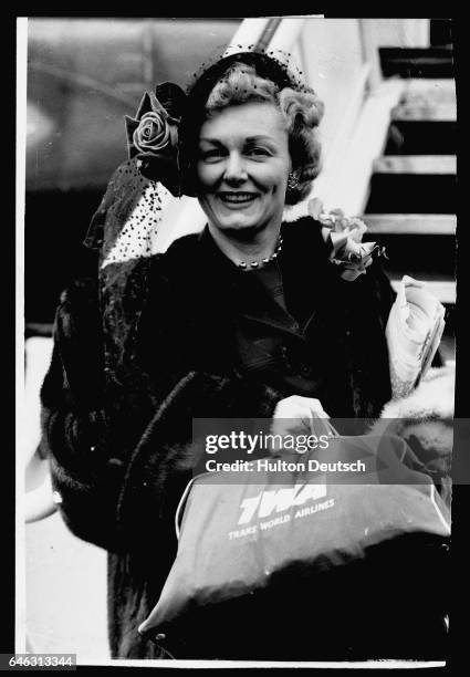 The wife of the American singer and actor Tex Ritter, who played the role of the singing cowboy in many Westerns, arrives in London from New York,...
