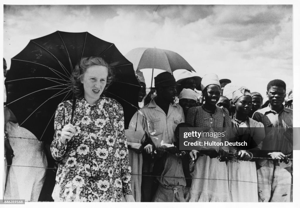 Ruth R. Williams Ruth Williams waits with others for the return of her husband Seretse ...