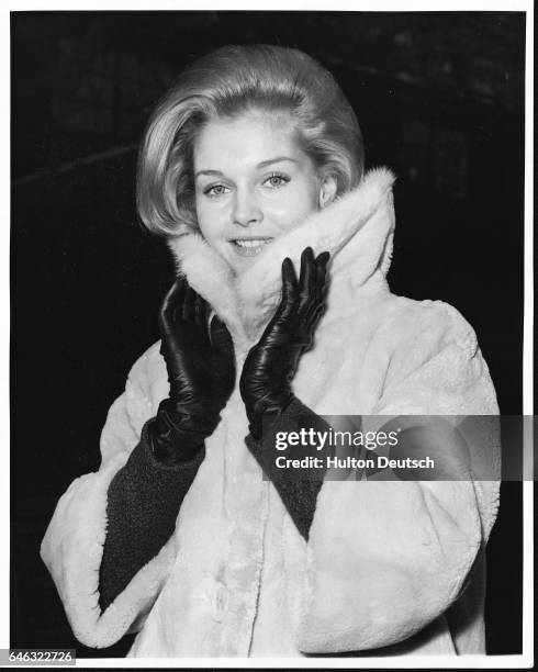 Carol Lynley in London to attend the premiere of Otto Preminger's "The Cardinal".