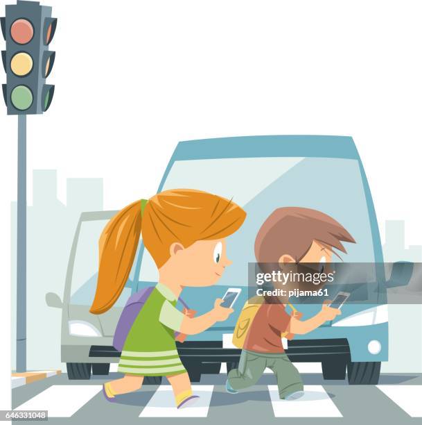 ilustraciones, imágenes clip art, dibujos animados e iconos de stock de dibujos animados niños caminando con smart phone - chico movil