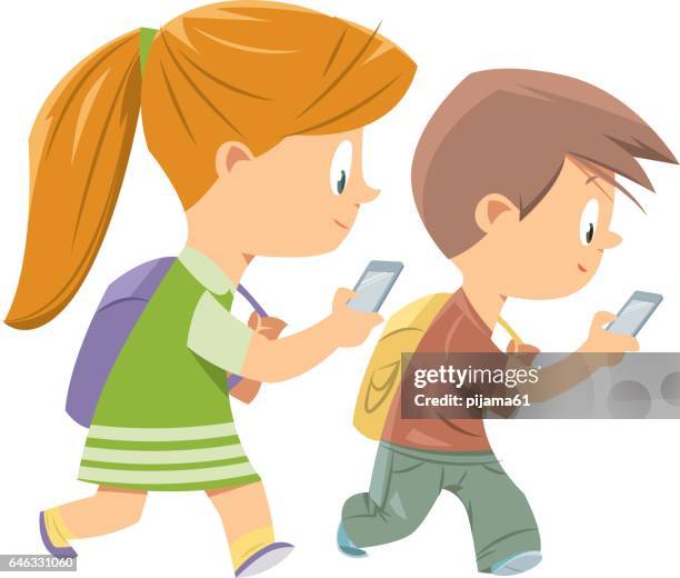 ilustraciones, imágenes clip art, dibujos animados e iconos de stock de niños caminando con teléfono inteligente - chico movil