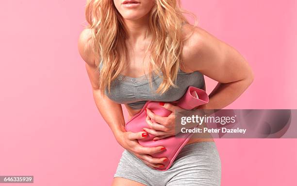 woman with stomach cramps - menstruation photos et images de collection