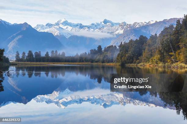 lake matheson with fog at dawn, south island new zealand - westland stock-fotos und bilder