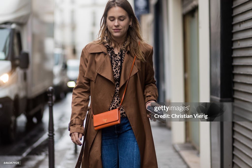 Street Style : Day One - Paris Fashion Week Womenswear Fall/Winter 2017/2018