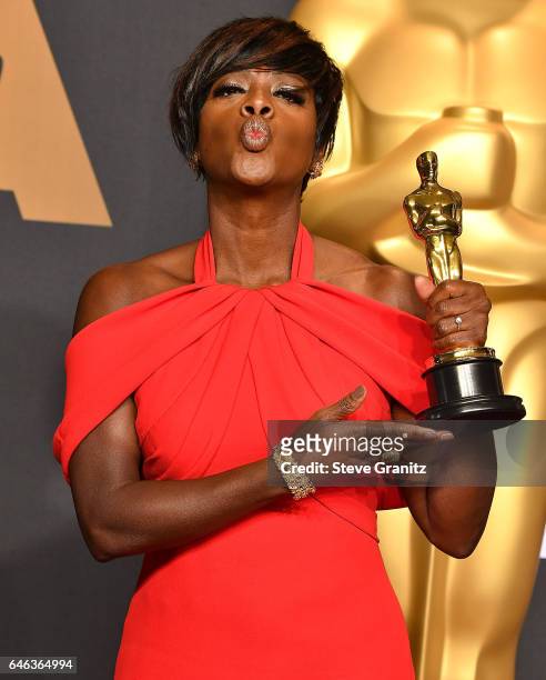 Viola Davis poses at the 89th Annual Academy Awards at Hollywood & Highland Center on February 26, 2017 in Hollywood, California.