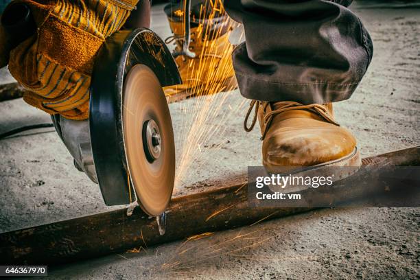 snijden van een metalen staaf met een cirkelzaag - protective workwear for manual worker stockfoto's en -beelden