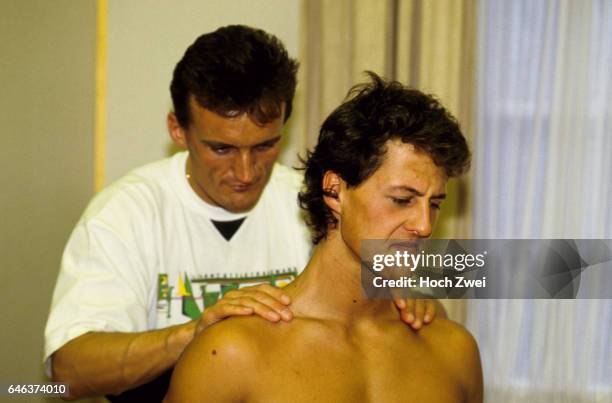 Fitness-Training Mercedes-Fahrer, Januar 1991 Massage Michael Schumacher Fitness-Trainer Erwin Goellner www.hoch-zwei.net , copyright: HOCH ZWEI /...