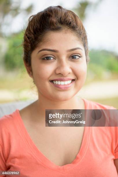 portrait of cheerful sri lankan woman smiling - cultura cingalesa imagens e fotografias de stock