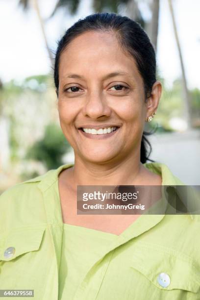 porträt von reife frau lächelnd in richtung kamera - sri lankische kultur stock-fotos und bilder