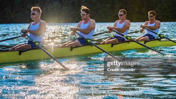mannen roeiboot - rowing team stockfoto's en -beelden