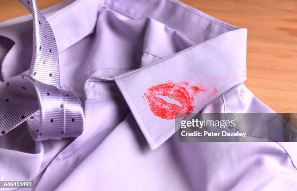 lipstick on your collar - romance de oficina fotografías e imágenes de stock