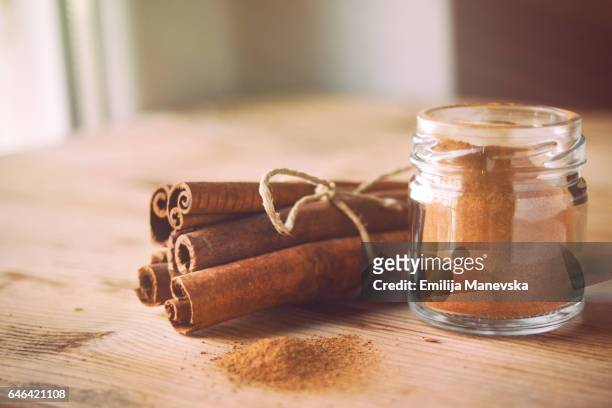 cinnamon sticks and cinnamon powder - canelo fotografías e imágenes de stock