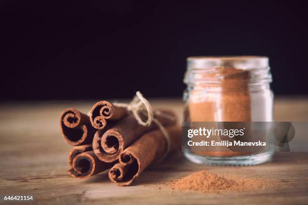 cinnamon sticks and cinnamon powder - cinnamon stock pictures, royalty-free photos & images