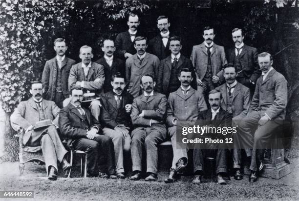 Cambridge - Cavendish Laboratory, England: Research students in 1898 : Joseph John Thomson is in the centre of the front row with his arms crossed....