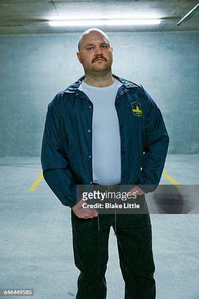 undercover policeman standing in garage - police uniform stockfoto's en -beelden