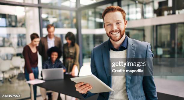 estoy listo para una reunión productiva - red head man fotografías e imágenes de stock