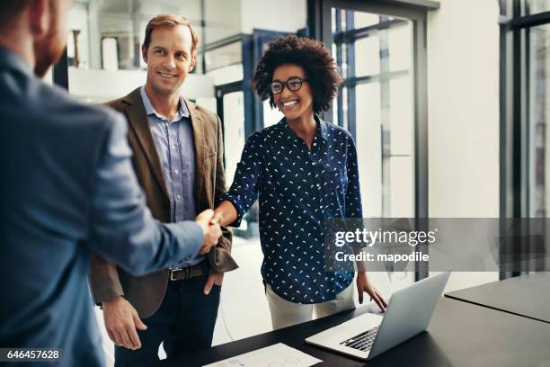 de deal makers - business people handshake stockfoto's en -beelden