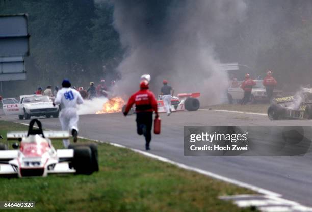 Formel 1, Grand Prix Italien 1978, Monza, Startkollision, Toedlicher Unfall Ronnie Peterson Ronnie Peterson, Lotus-Ford 78 Aerzte, Sanitaeter,...
