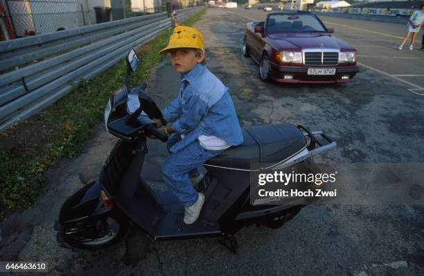 Motorsport / DTM / German Touring Cars: Nico Rosberg als Kind auf einem Roller, Motorroller www.hoch-zwei.net , copyright: HOCH ZWEI / Ronco