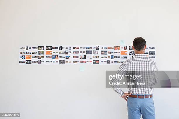 businessman working in an office - estudio de diseño fotografías e imágenes de stock