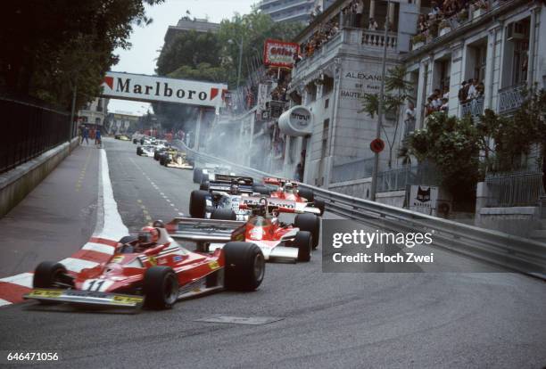 Formel 1, Grand Prix Monaco 1977, Monte Carlo, Start Niki Lauda, Ferrari 312T2 James Hunt, McLaren-Ford M23 Patrick Depailler, Tyrrell-Ford P34 Mario...