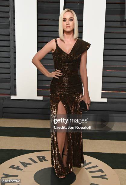 Singer Katy Perry arrives at the 2017 Vanity Fair Oscar Party Hosted By Graydon Carter at Wallis Annenberg Center for the Performing Arts on February...