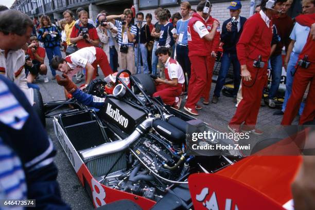 Formel 1, Grand Prix Niederlande 1983, Zandvoort, Boxengasse, McLaren-Box Niki Lauda, McLaren-TAG Porsche MP4-1E McLaren-Mechaniker www.hoch-zwei.net...