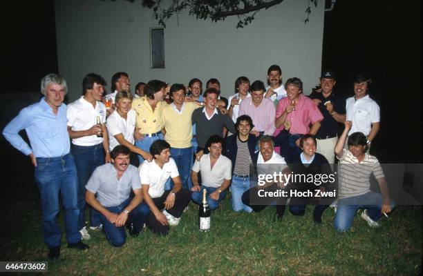 Formel 1, Grand Prix Suedafrika 1983, Kyalami, WM-Siegesfeier Nelson Piquet Gruppenfoto Brabham-Team Nelson Piquet Riccardo Patrese Gordon Murray,...