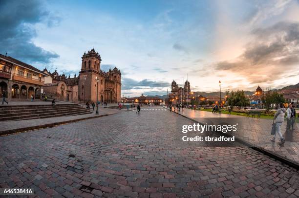 personas en la plaza mayor del cusco al atardecer - cuzco fotografías e imágenes de stock