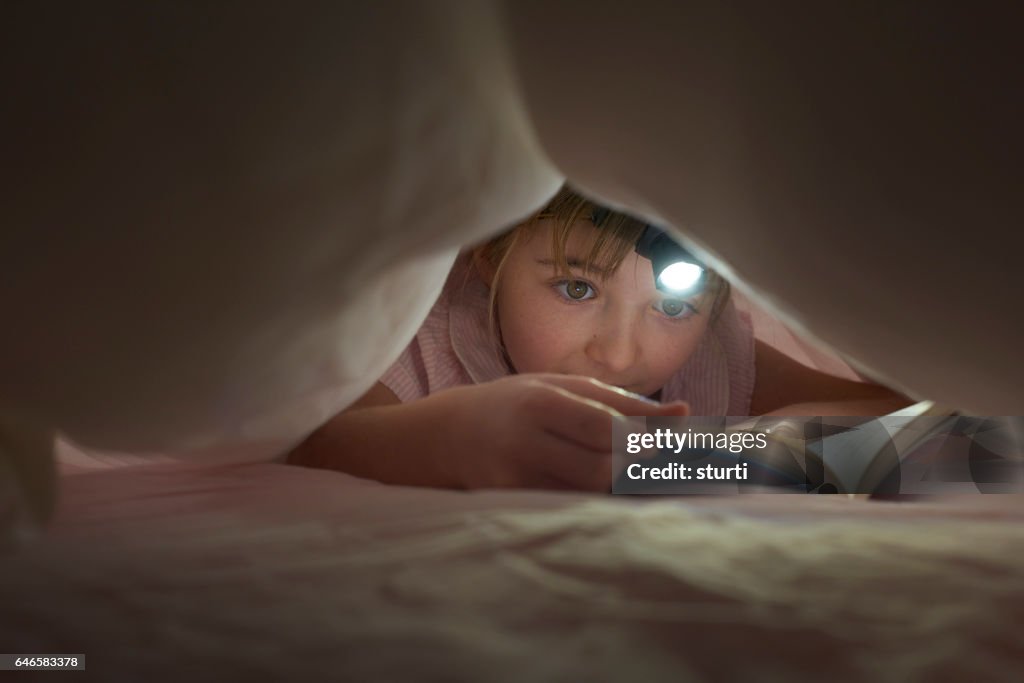 Lesen vor dem Schlafengehen mit Stirnlampe