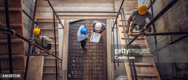 arquitectos y trabajadores de la construcción visitaron desde arriba - built structure fotografías e imágenes de stock